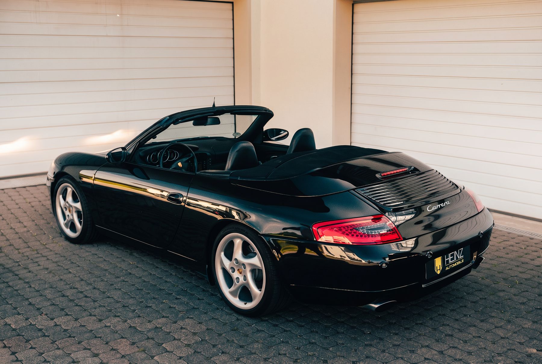 Schwarzer Porsche 911 Carrera Cabriolet bei HEINZ Automobile